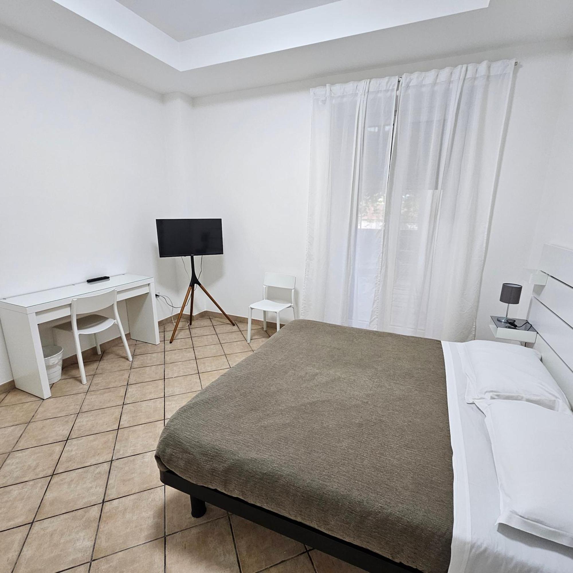Room & Parking In Centro Citta Con Parcheggio Privato E Wifi Potenza Kültér fotó