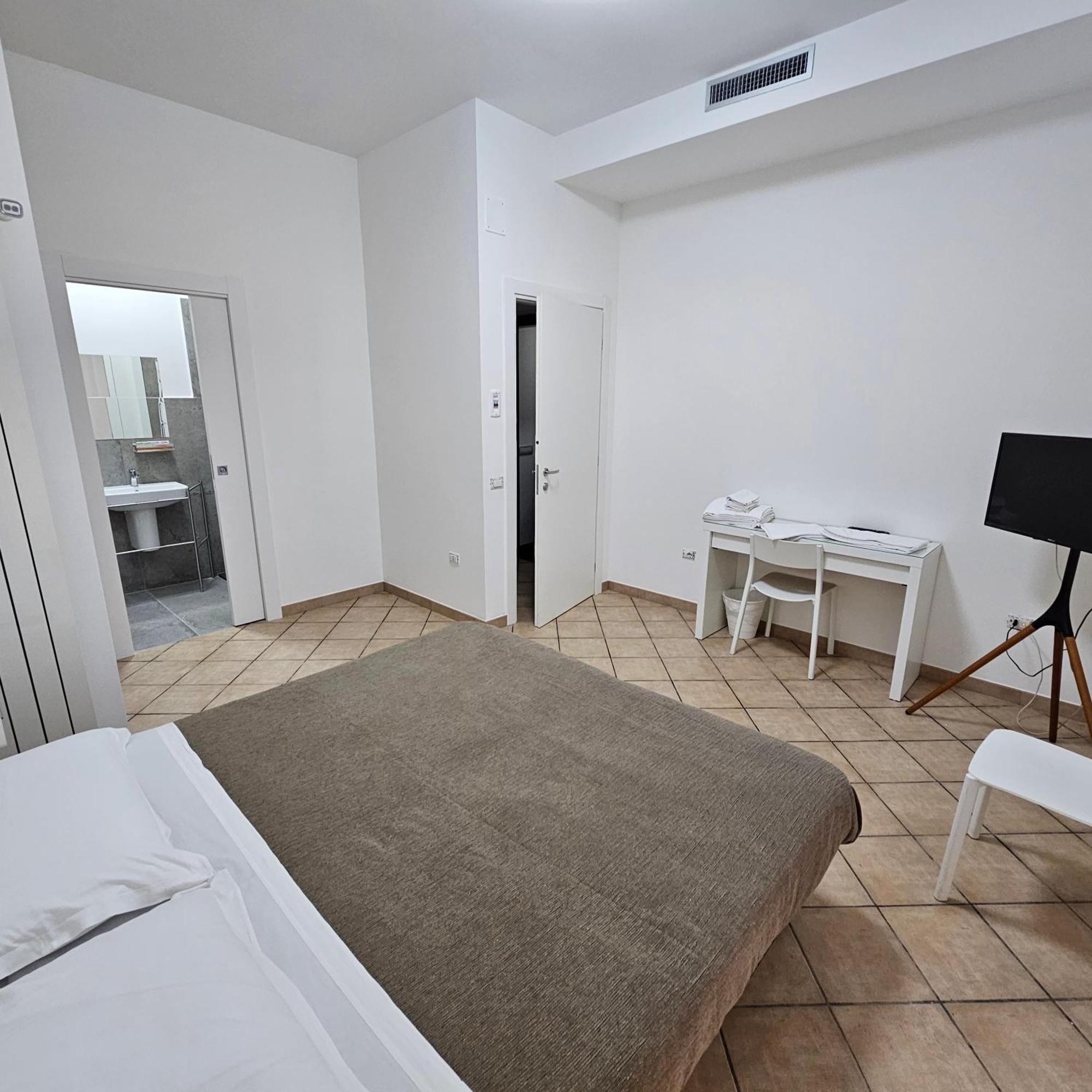 Room & Parking In Centro Citta Con Parcheggio Privato E Wifi Potenza Kültér fotó